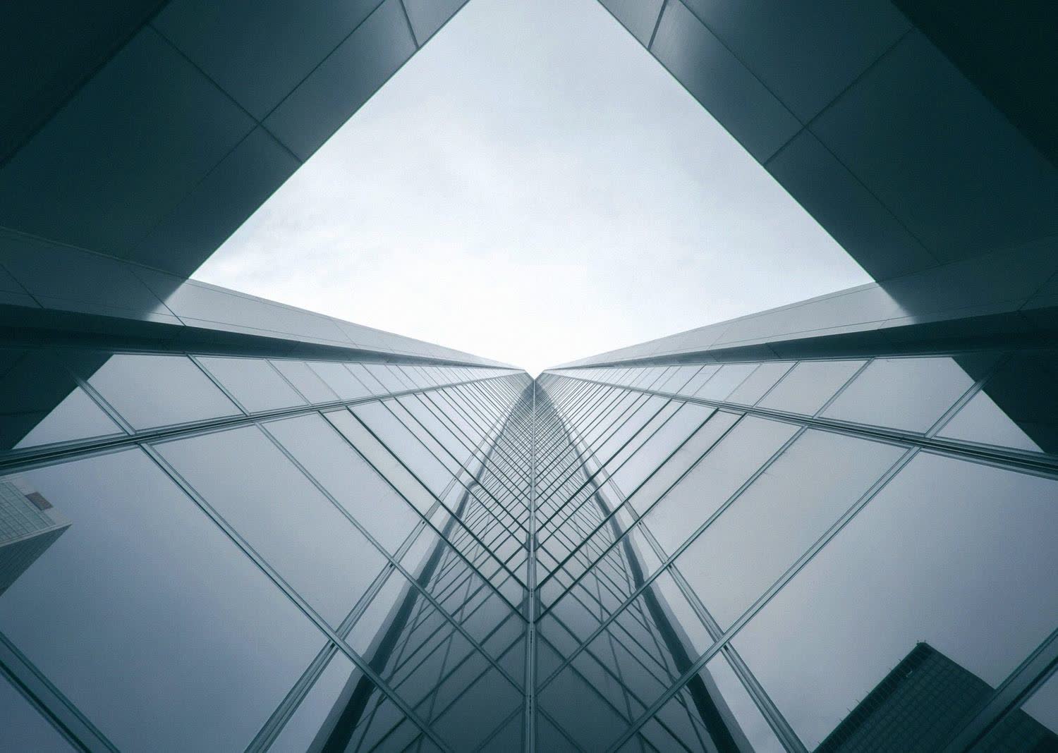 Symmetrische Glasfassaden im Aufblick
